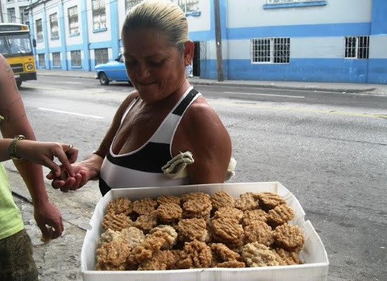 Josefina Menéndez vende "coquitos" en avenida 51 (foto del autor)