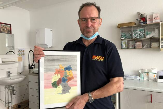 Arnold Hantsch, Arzt im Suhler Asylheim, mit
Deutschland-Bild eines Flüchtlings. Arnold Hantsch, Arzt
im Suhler Asylheim, mit Deutschland-Bild eines Flüchtlings.