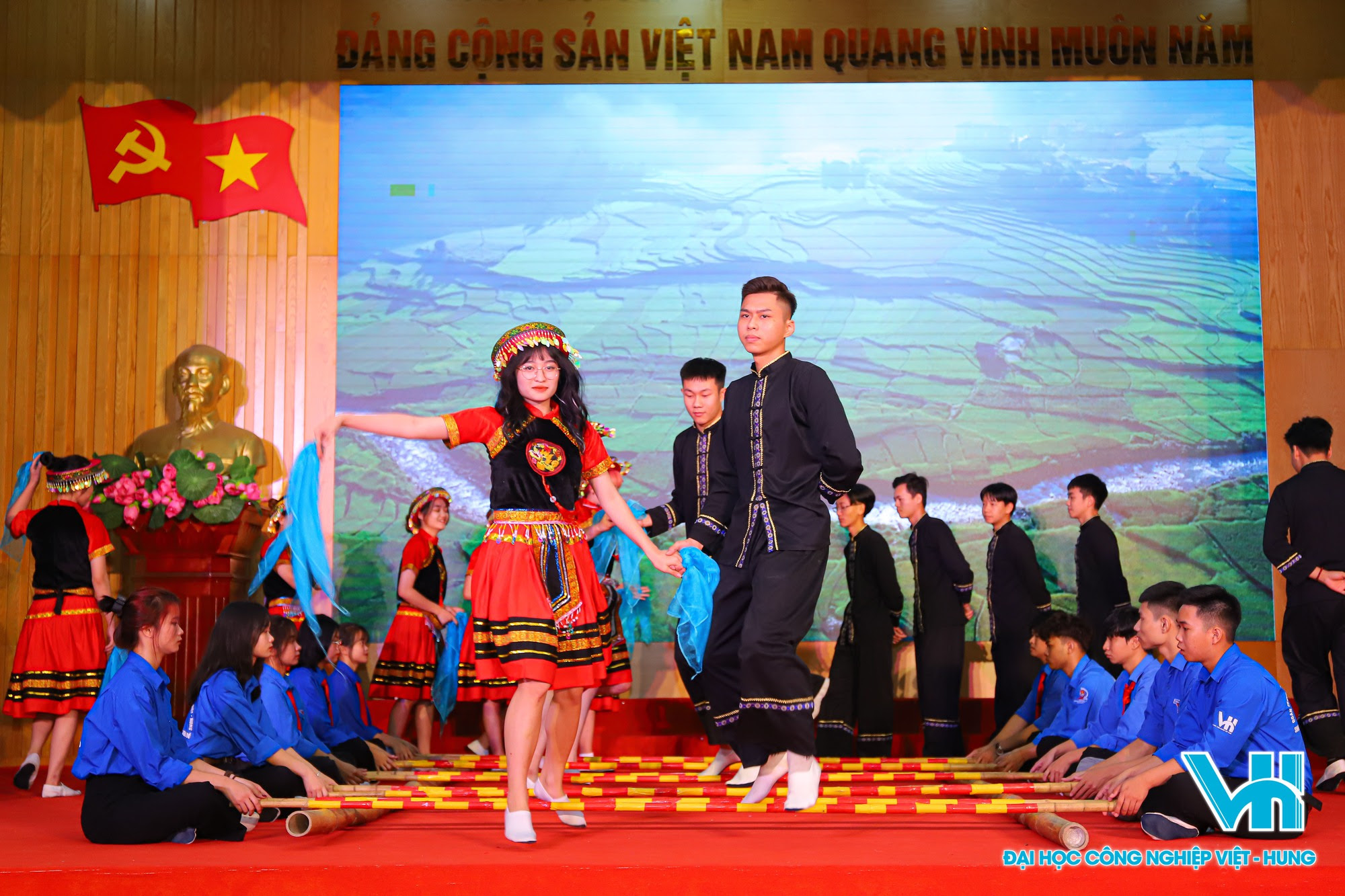 Lễ kỷ niệm 40 năm ngày nhà giáo Việt Nam và 45 năm ngày thành lập trường ĐH Việt - Hung - Ảnh 3.
