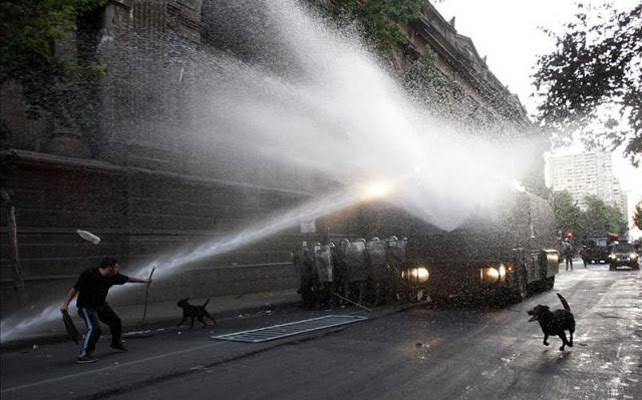 La Policía chilena dispersa a manifestantes con un camión con cañón de agua.