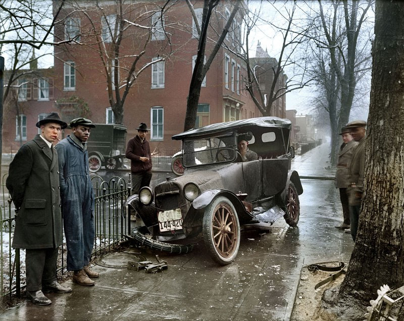 Um acidente de carro em Washington, D.C., por volta de 1921  