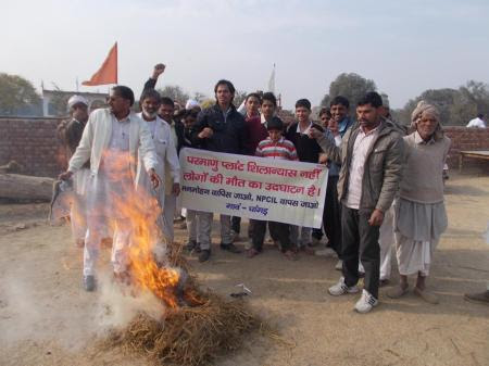 Farmers burn effigiy of the PM in Gorakhpur on 13th January 2014 