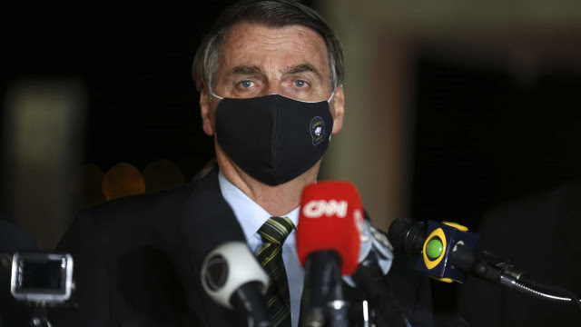 Bolsonaro anuncia revogação de norma que inibia posse de arma de fogo
