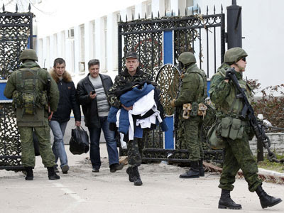 Militares ucranianos abandonan el cuartel general de la Armada en Crimea, tomado por las fuerzas rusas. REUTERS