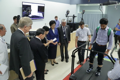 Experts at the NIH Clinical Center provide a demonstration to Lin Bin
