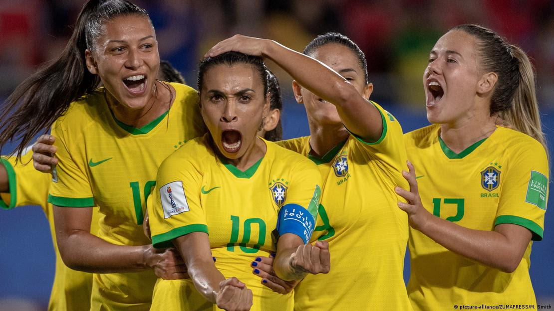 Mulheres da seleção brasileira de futebol durante jogo da Copa de 2019