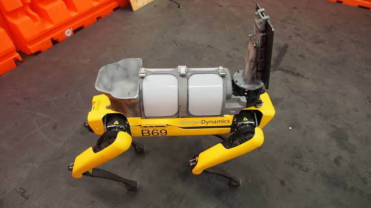 Covid-19: Singapore deploys robot