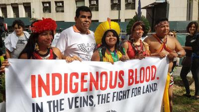 Sonia marcha con los indígenas. Foto /es-us.noticias.yahoo.com