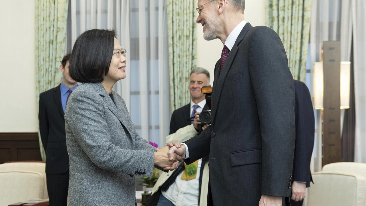 Ảnh tư liệu : Tổng thống Đài Loan Thái Anh Văn (T) tiếp ông William Brent Christensen, giám đốc Viện Mỹ, trụ sở ở Đài Bắc, tại dinh tổng thống ở Đài Bắc, ngày 12/01/2020.