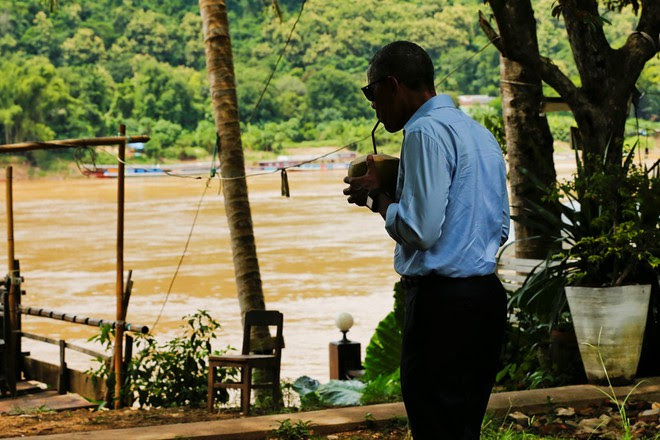 Tổng thống Obama dạo phố, uống nước dừa ở Lào - Ảnh 12. Tổng thống Obama dạo phố, uống nước dừa ở Lào - Ảnh 12.