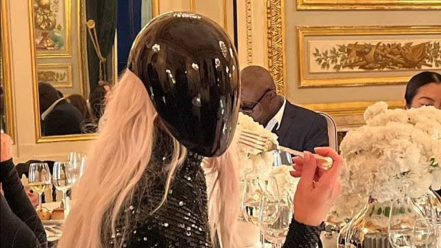 Kim Kardashian volta a ser destaque com visual estranho (com 'capacete')