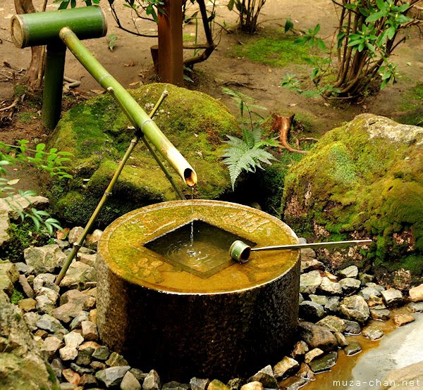 https://i0.wp.com/muza-chan.net/aj/poze-weblog3/ryoanji-temple-garden-tsukubai.jpg