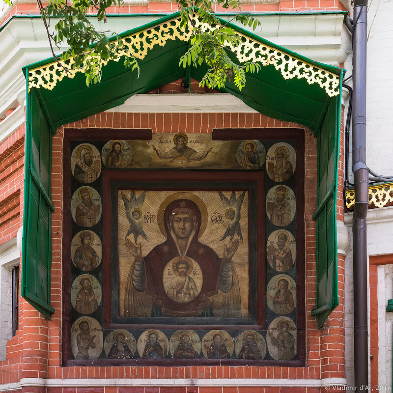 Улица икон. Храм Василия Блаженного Церковь Свирского. Храм Василия Блаженного икона. Церковь Александра Свирского собор Василия Блаженного. Иконы храма Василия Блаженного в Москве.