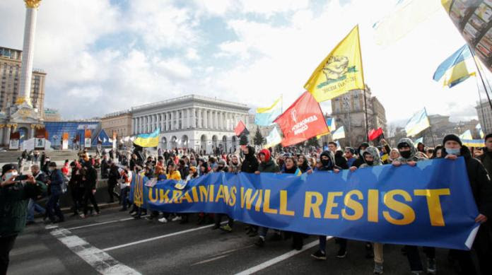 Ukraine: Hàng nghìn người xuống đường, quyết không lùi bước trước Nga - 3