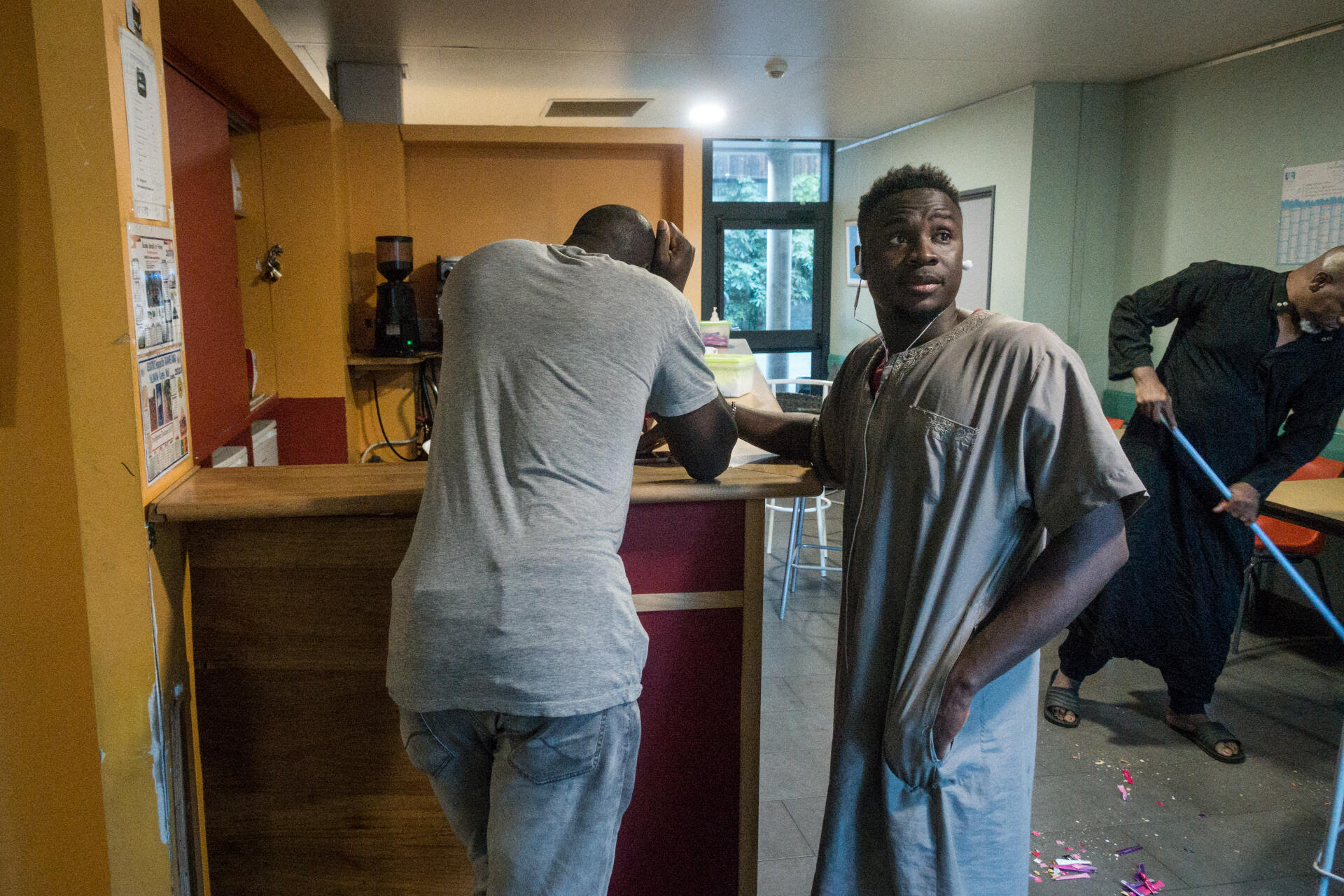 Abdoul (prénom modifié) et Diaguely vivent dans un foyer situé en Seine-Saint-Denis. Le premier est ripeur en intérim, le second est agent de nettoyage. Ils se connaissent depuis leur enfance. Tous les deux sont soninkés. Ils ont grandi dans un village au Mali.
