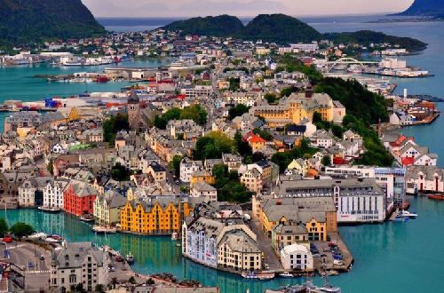 anh-12-cang-bien-Alesund-day-mau-sac-jpg