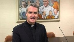 El Padre Andrew Small, secretario de la Pontificia Comisión para Protección de Menores, en la Sala Marconi, de Radio Vaticana. (Vatican Media)