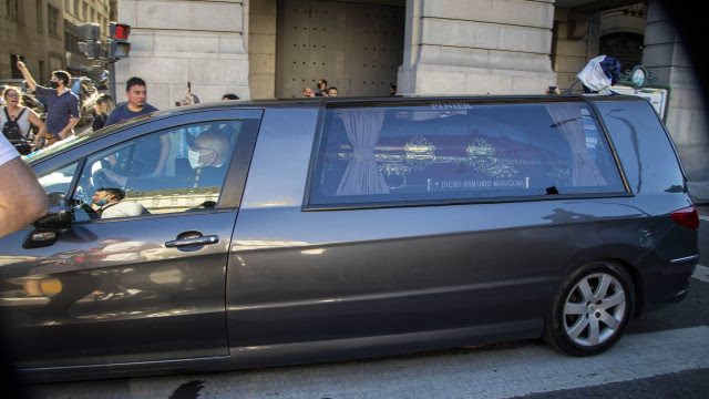 Funcionário de funerária é demitido por tirar foto com corpo de Maradona