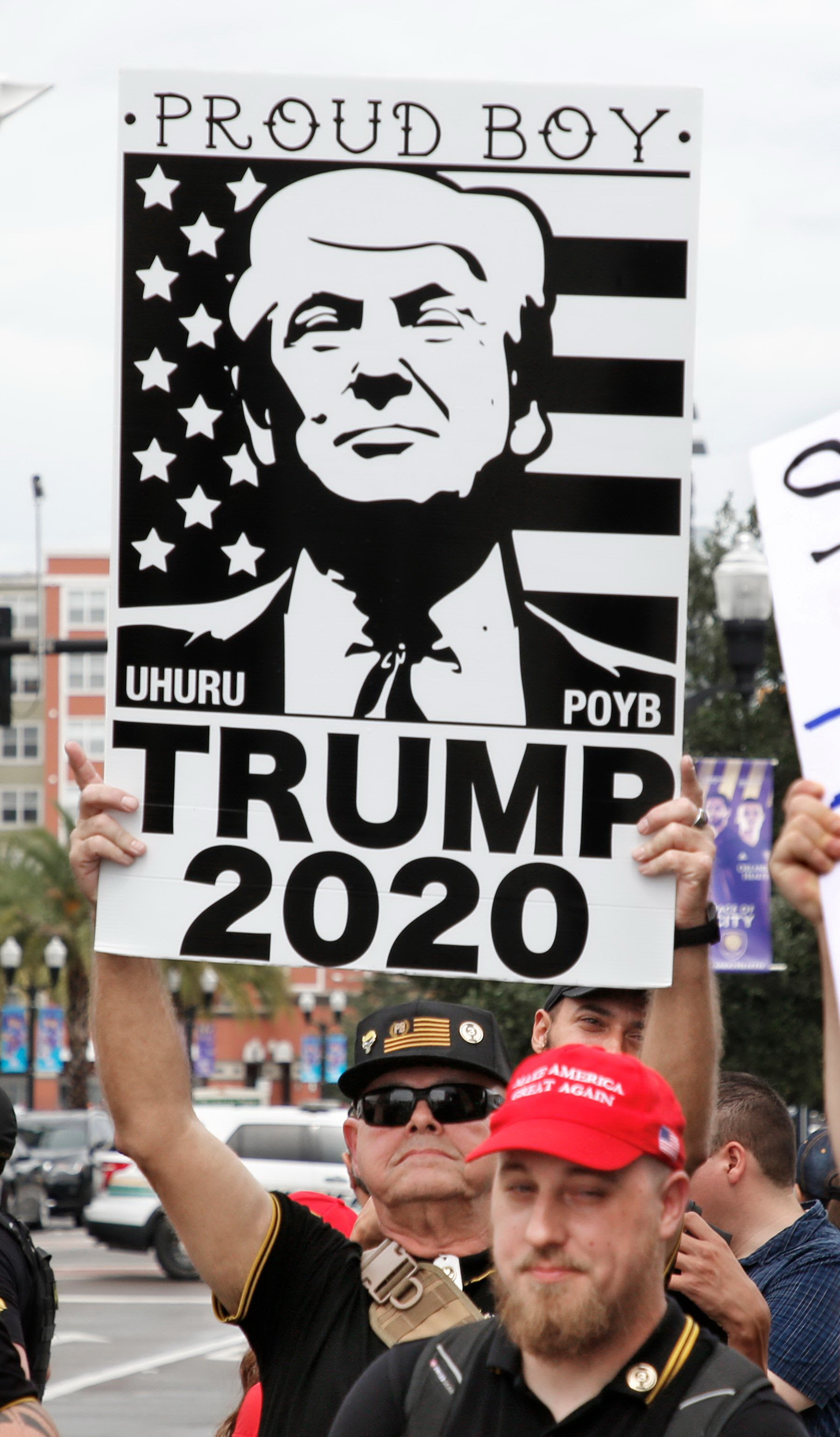 트럼프 지지자들이 올랜도 행사장 밖에서 피켓을 들고 있다. 트럼프 얼굴 위에 Proud Boy라고 썼다. [AFP=연합뉴스]