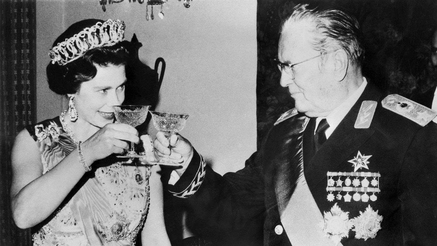 Tito, con la reina Isabel II de Inglaterra, durante su visita oficial a Yugoslavia en 1972.
