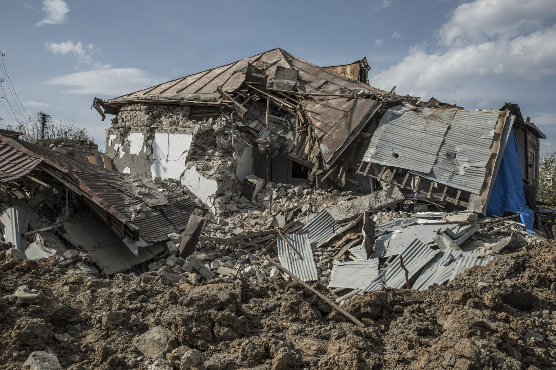 Aux abords de la cathédrale de Chouchi, une maison détruite par les bombardements des forces azerbaïdjanaises, le 31 octobre.