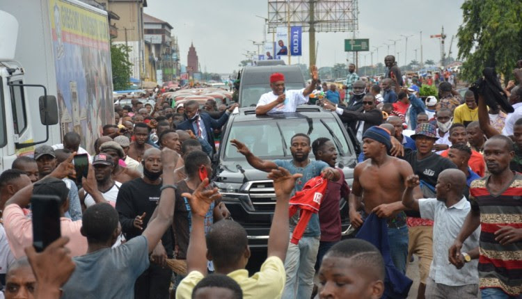 Orji Uzor Kalu receives rousing welcome in Abia as he returns home months after he was released from prison (photos)