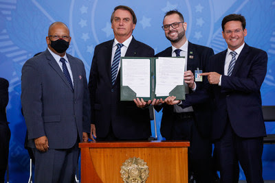 (From Left) Mr. John Lopes, President Mr. Jair Bolsonaro, Secretary of Aquaculture and Fisheries Mr. Jorge Seif Júnior, and Minister of Citizenship Mr. Joao Roma holding the signed contract. Photo credit: Alan Santos/PR