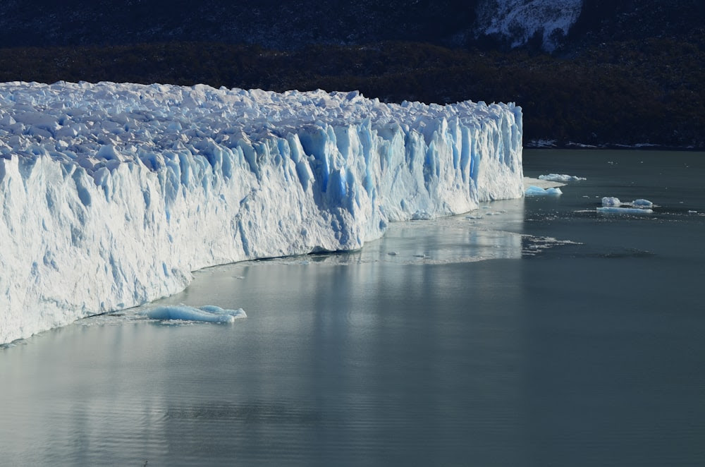 scogliera di ghiaccio vicino allo specchio d'acqua