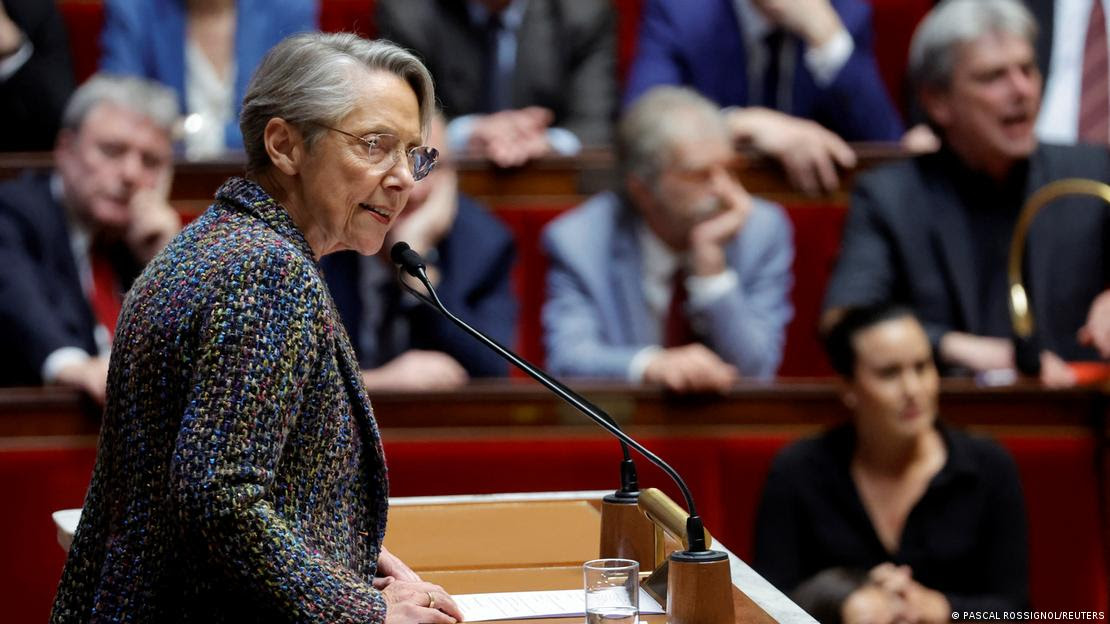 Elisabeth Borne falando em púlpito no Parlamento francês