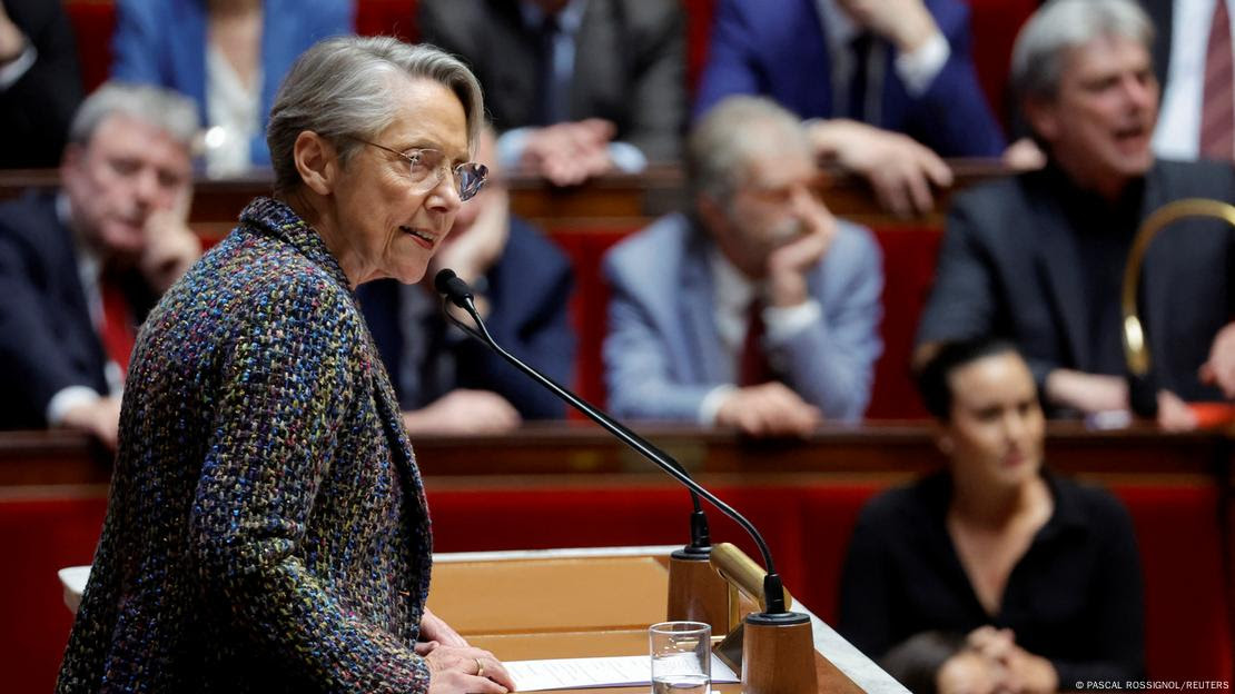 Elisabeth Borne falando em púlpito no Parlamento francês Elisabeth Borne falando em púlpito no Parlamento francês