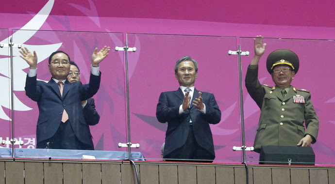 South Korea's Prime Minister Jung Hong-won (L), former South Korean minister for national defense Kim Kwan-jin (C) and North Korea's Hwang Pyong So (R), October 4, 2014. (Reuters/Jason Reed)
