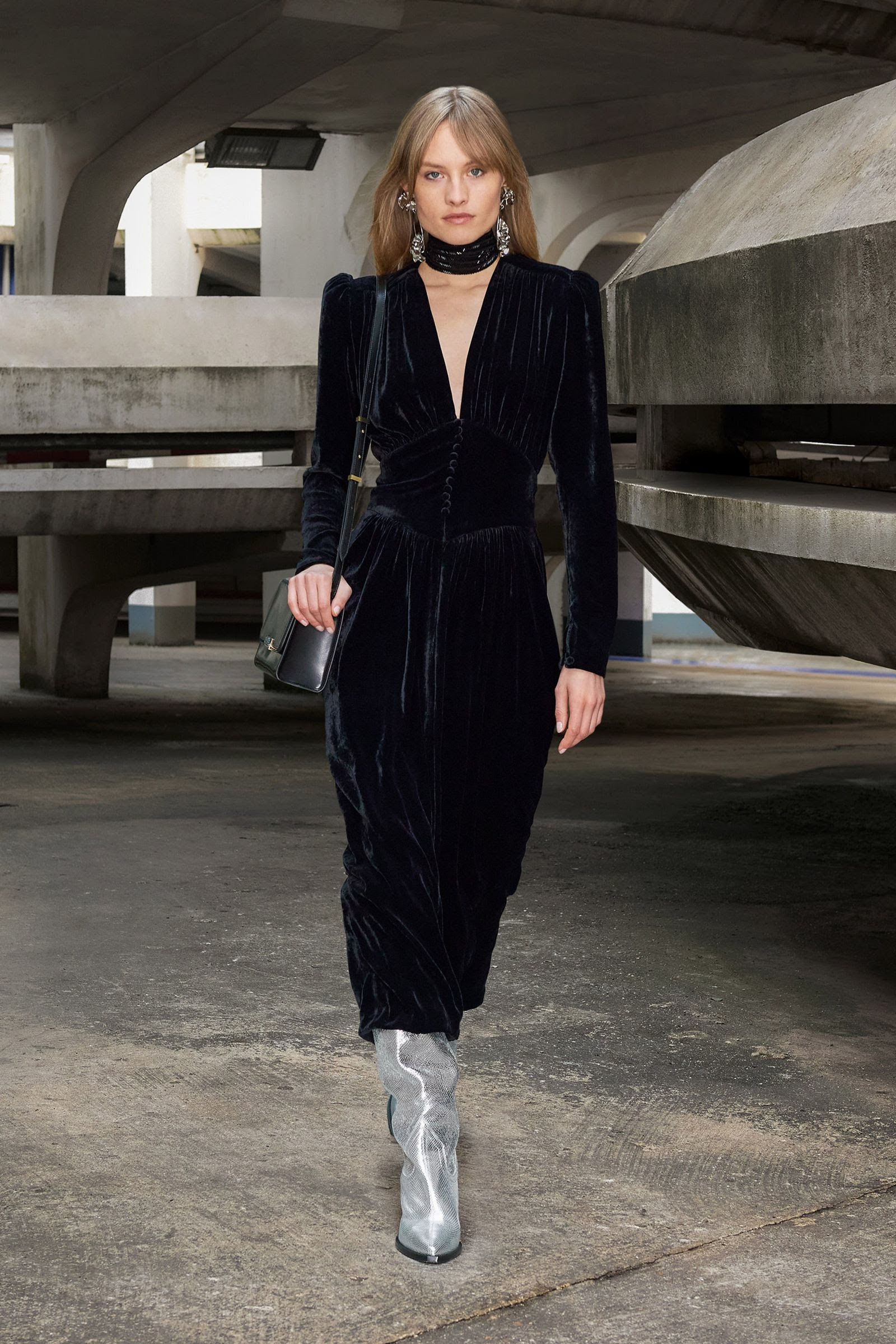 Modelo con jumper en terciopelo Isabel Marant OtoñoInvierno 2021