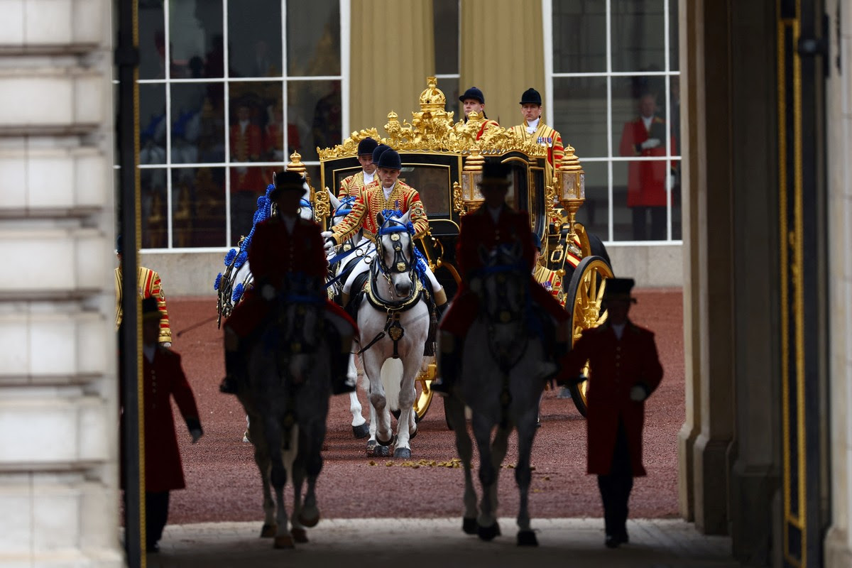 Cỗ xe Diamond Jubilee chở Vua Charles và Hoàng hậu Camilla của Anh trước lễ đăng quang, ở London, Anh, ngày 6 tháng 5 năm 2023. REUTERS/Matthew Childs