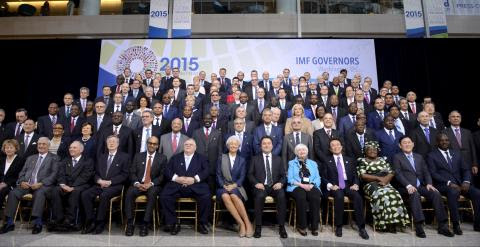 Foto de familia de los ministros de Finanzas y de los goebrnadores de bancos centrales que han participado en la reunión de primavera del FMI. REUTERS/Mike Theiler