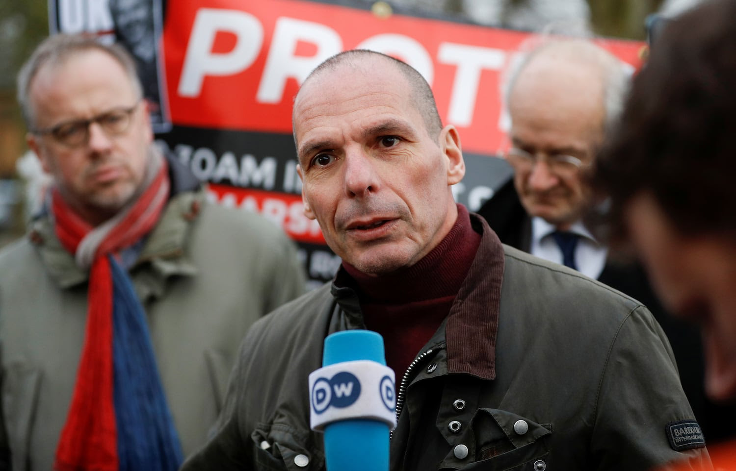 Yanis Varoufakis, tras visitar a Julian Assange en prisión, el pasado febrero en Londres.