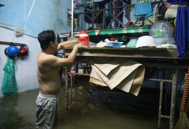 Dân nghèo xóm trọ Sài Gòn khốn khổ sống trong nước cống hôi thối suốt 4 ngày liền - Ảnh 13.