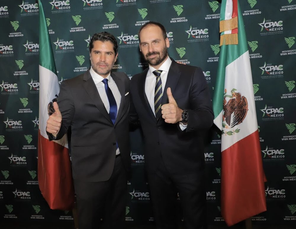Eduardo Verastégui (à esq) e Eduardo Bolsonaro (à dir) durante o evento CPAC no México