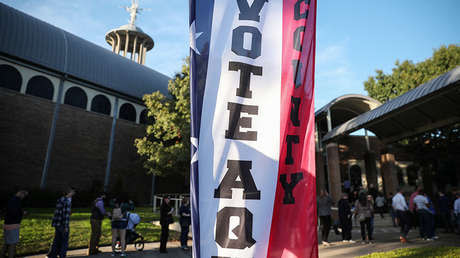 Votantes guardan cola ante una mesa electoral el último día de la votación anticipada en Texas para las elecciones de medio término en EE.UU., el 2 de noviembre de 2018.
