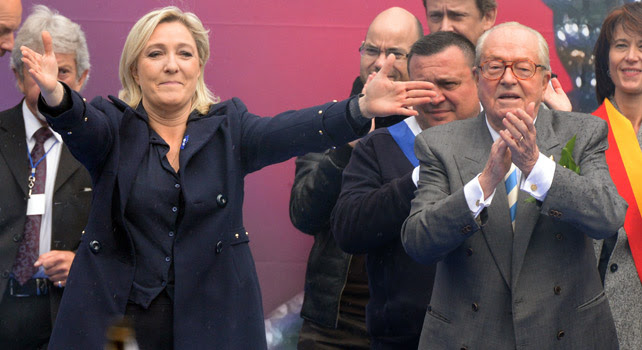 Marine Le Pen, junto a su padre Jean-Marie Le Pen. La vieja y la nueva cara de un mismo partido, el Frente Nacional.
