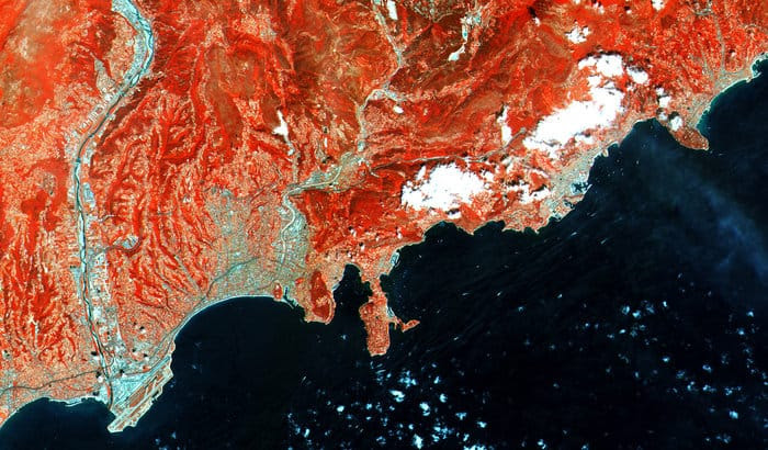 Acquired on 27 June 2015 at 10:25 UTC (12:25
CEST), just four days after launch, this close-up of France’s southern coast from Nice airport (lower left) to Menton (upper right) is a subset
from the first image from the Sentinel-2A satellite. This false colour image was processed including the instrument’s high-resolution infrared
spectral channel.