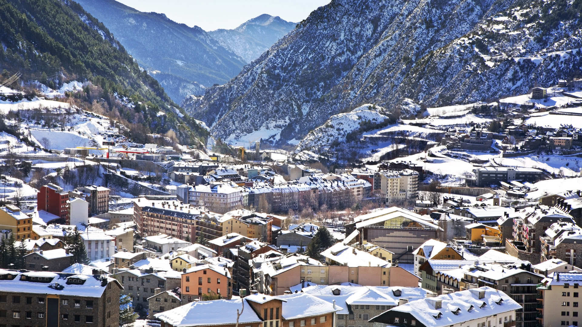 Andorra está rodeada por Francia y España y esto hace que el territorio ofrezca una mezcla de cultura atractiva para los turistas (Istock)