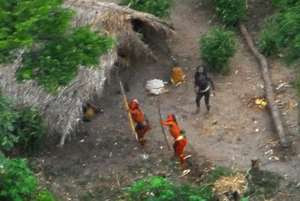 Se piensa que los indígenas aislados de Perú se han visto presionados a cruzar la frontera hacia Brasil como consecuencia de la desenfrenada tala ilegal que azota su selva (imagen de 2008).