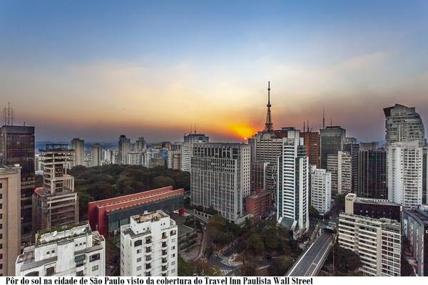 Pôr do sol na cobertura do Hotel Travel inn Paulista Wall Street (Divulgação)