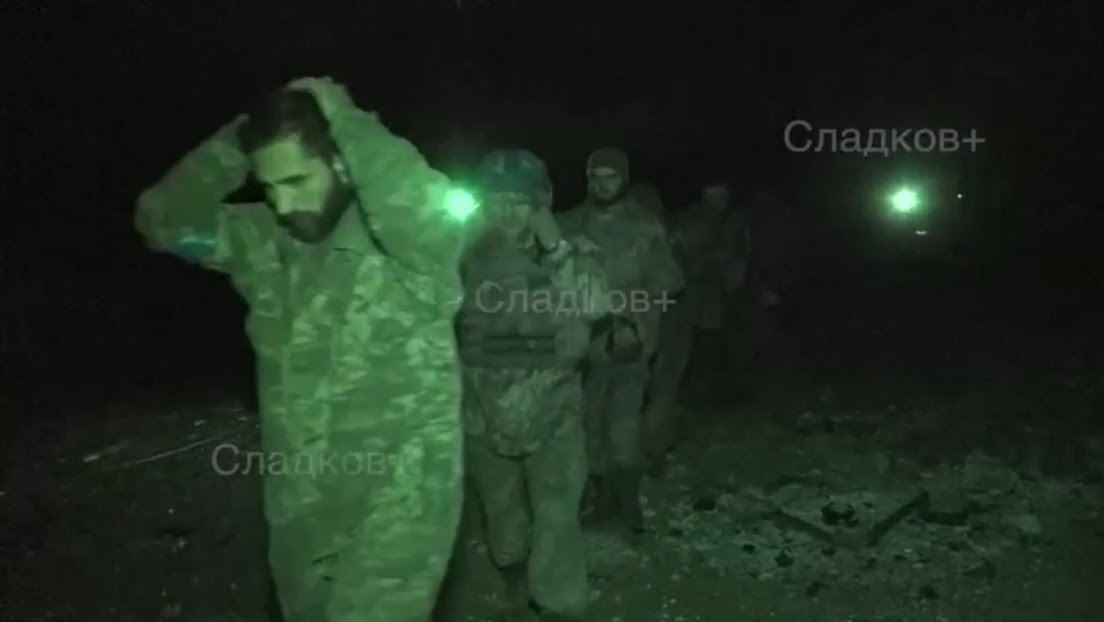 VIDEO: Infantes de marina ucranianos se rinden en masa en Mariúpol