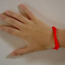 Résultat de recherche d'images pour "Le bracelet "ruban rouge""