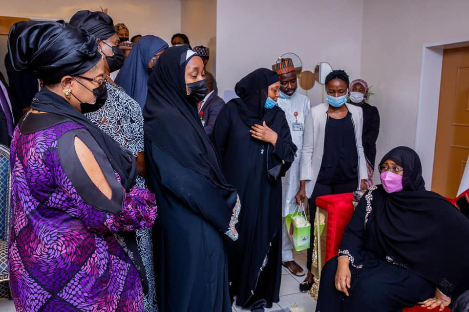 Aisha Buhari and her children pay condolence visit to the family of late COAS (photos)