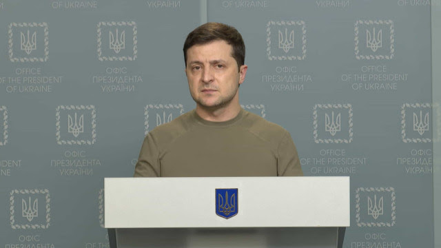 Zelensky diz que Ocidente abandonou Ucrânia na invasão russa