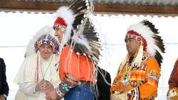 Il Papa con il copricapo piumato attorniato dai leader indigeni