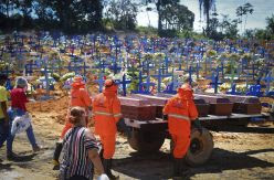 Fosas comunes y entierros colectivos: el virus está fuera de control en la capital del Amazonas brasileño