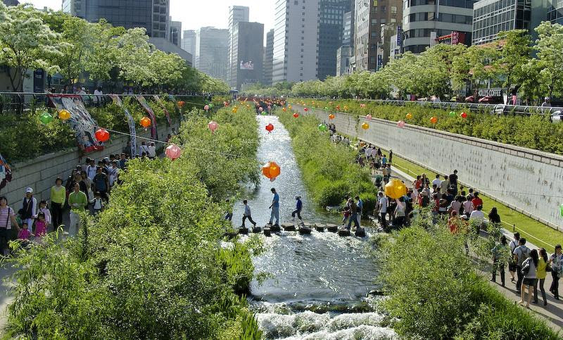 http://upload.wikimedia.org/wikipedia/commons/d/d0/Korea-Seoul-Cheonggyecheon-2008-01.jpg